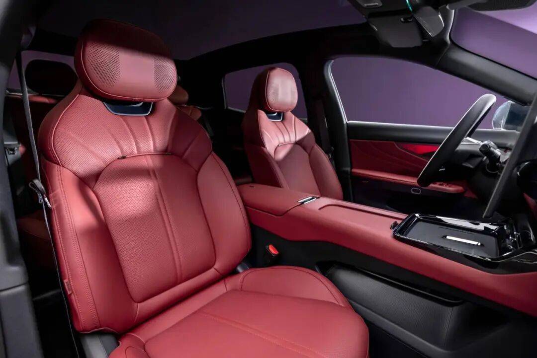 外观内饰设计方面,新增极光银与琉光紫两款新车色,内饰则新增暗影红