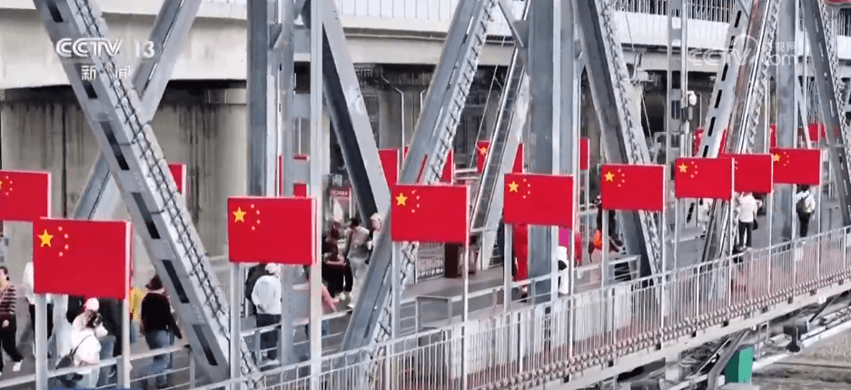 国旗扬、花锦簇，节日氛围感拉满！各地盛装迎国庆 满城尽是“中国红”