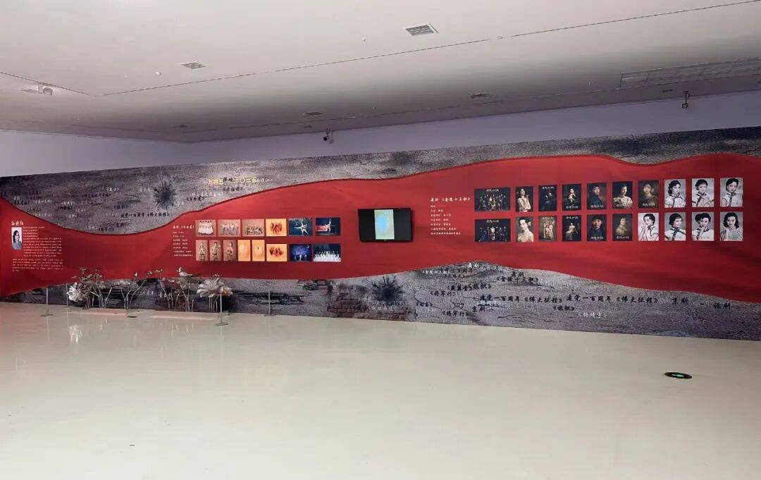 展览推介 | 《纪念抗战胜利八十周年舞台美术作品展》山东站启幕 烽火艺术再现峥嵘