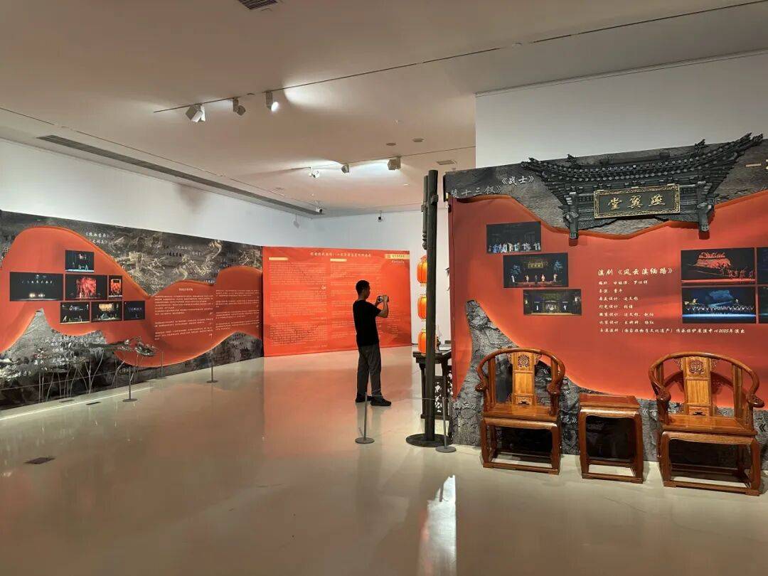 展览推介 | 《纪念抗战胜利八十周年舞台美术作品展》山东站启幕 烽火艺术再现峥嵘