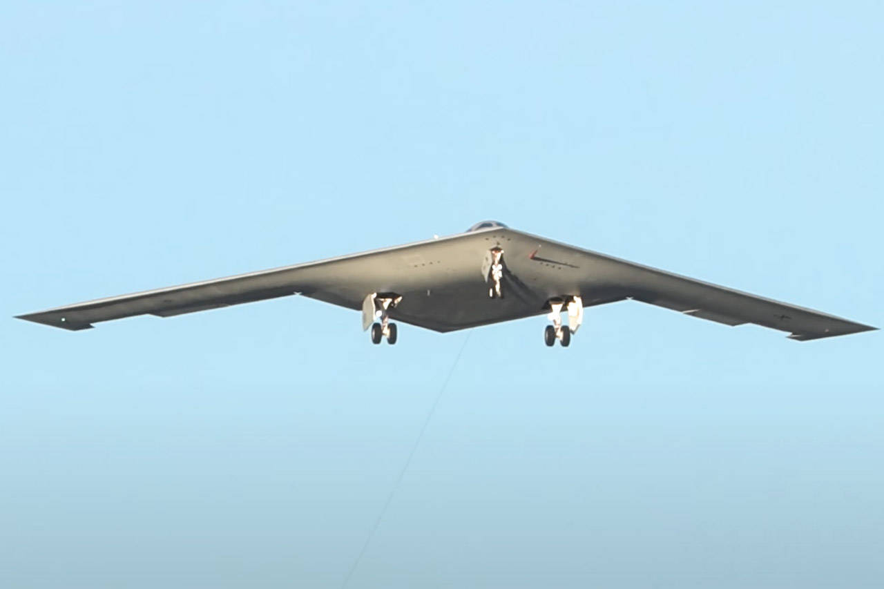 战斗机打不过中国怎么办？美军正研究改造B-21当“空空武库机”
