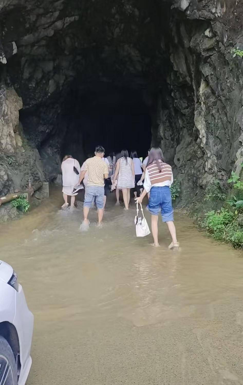 打赤脚、过涵洞、坐皮筏……参加婚礼如闯关？当地：降雨影响出行，现已慢慢恢复