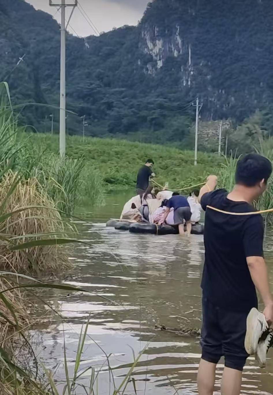 打赤脚、过涵洞、坐皮筏……参加婚礼如闯关？当地：降雨影响出行，现已慢慢恢复