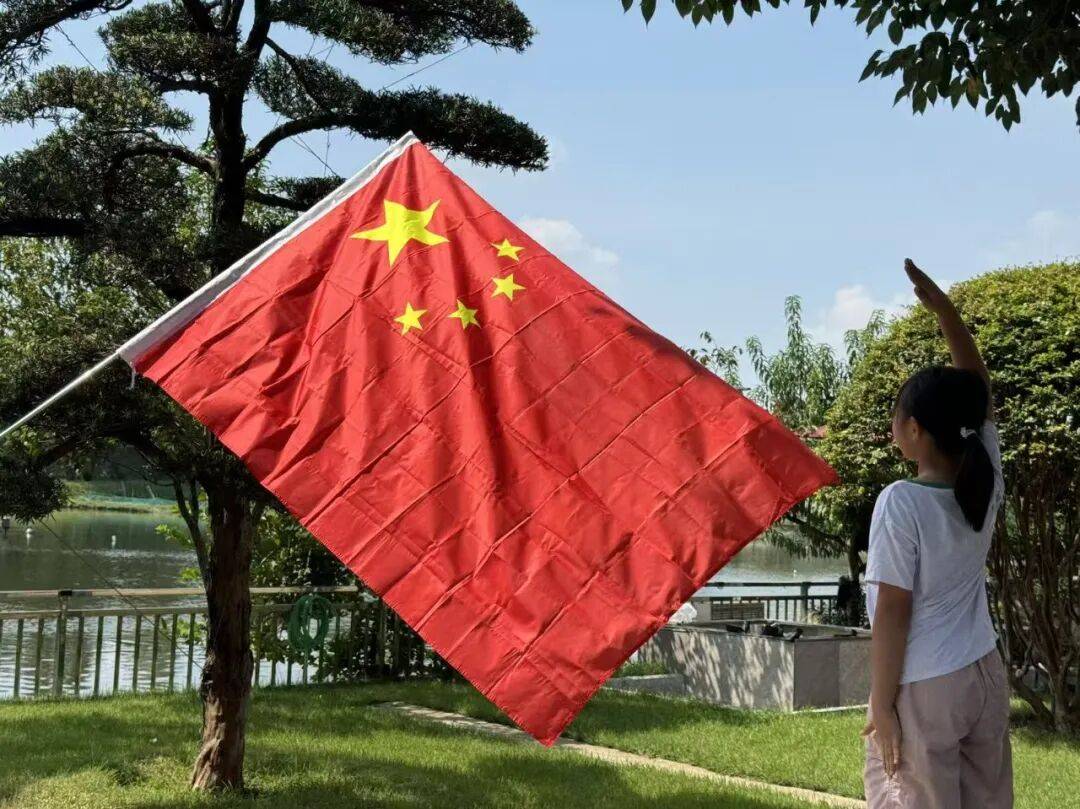 童心向国旗,龙舟载深情