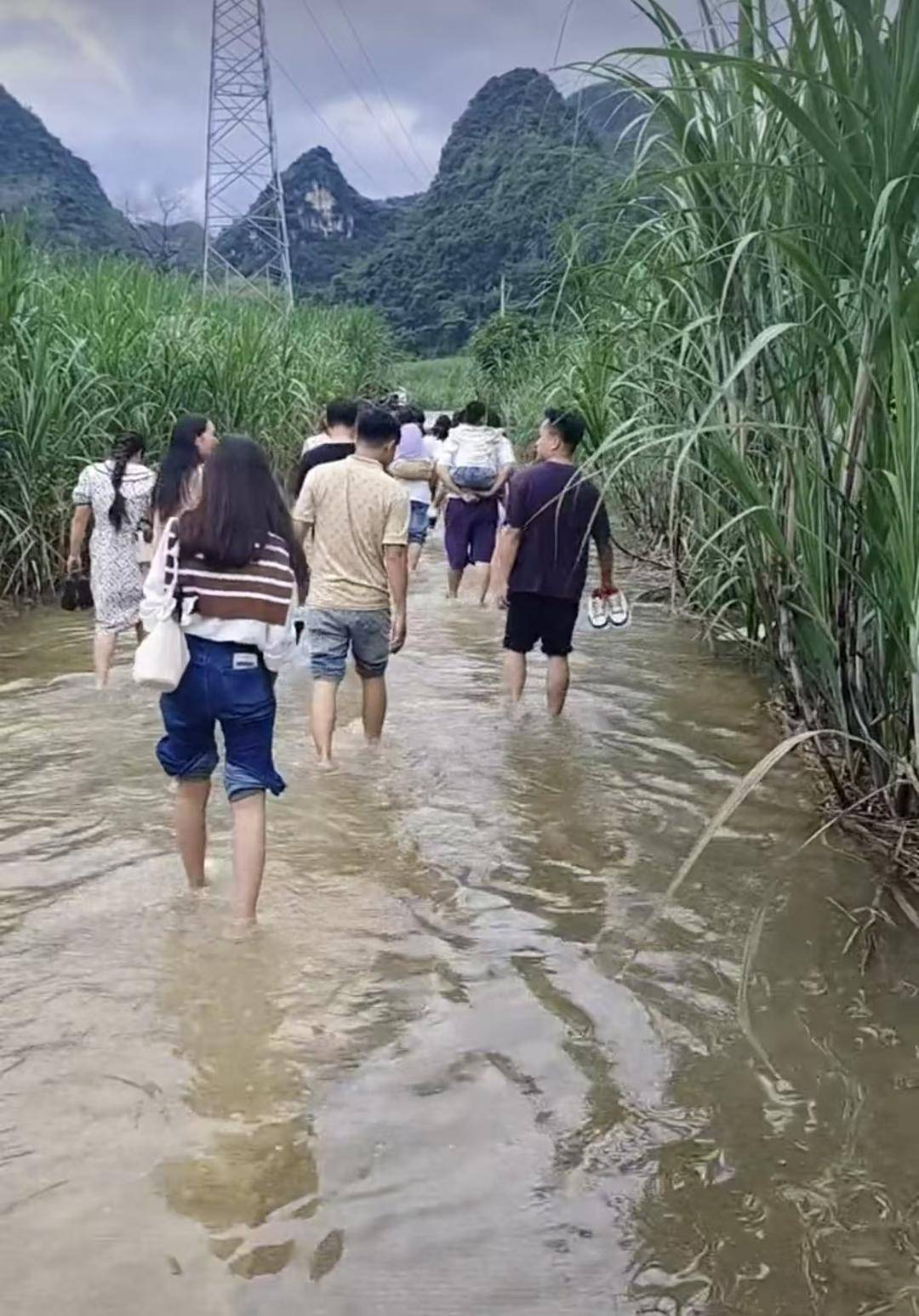 打赤脚、过涵洞、坐皮筏……参加婚礼如闯关？当地：降雨影响出行，现已慢慢恢复
