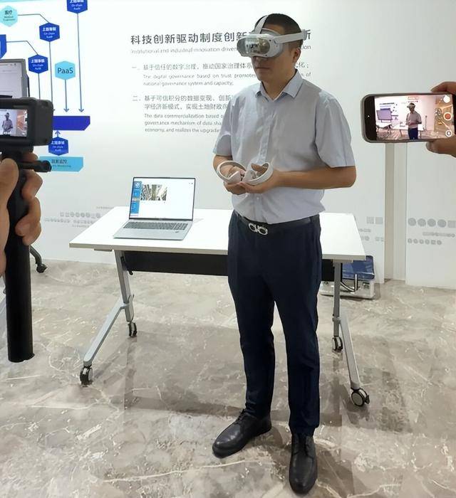 记者30层楼跳下，虚拟现实治恐高火了