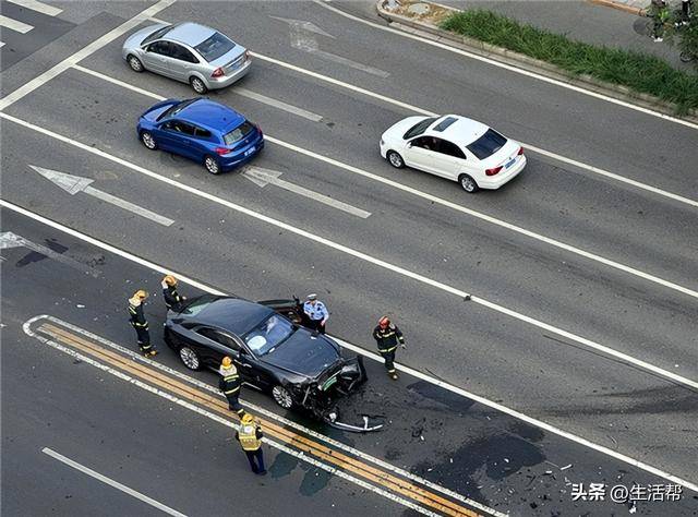 知名车评人陈震开劳斯莱斯发生车祸？交警：事故发生在下午3时许，正处理中