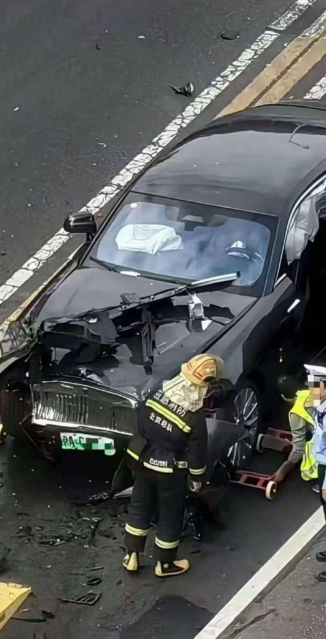 知名车评人的劳斯莱斯被严重损毁？回应来了