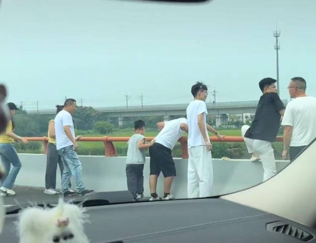小伙高速遇堵车拿出钓鱼竿“意外”钓到大鱼 目击者：“堵车的快乐简直想象不到”