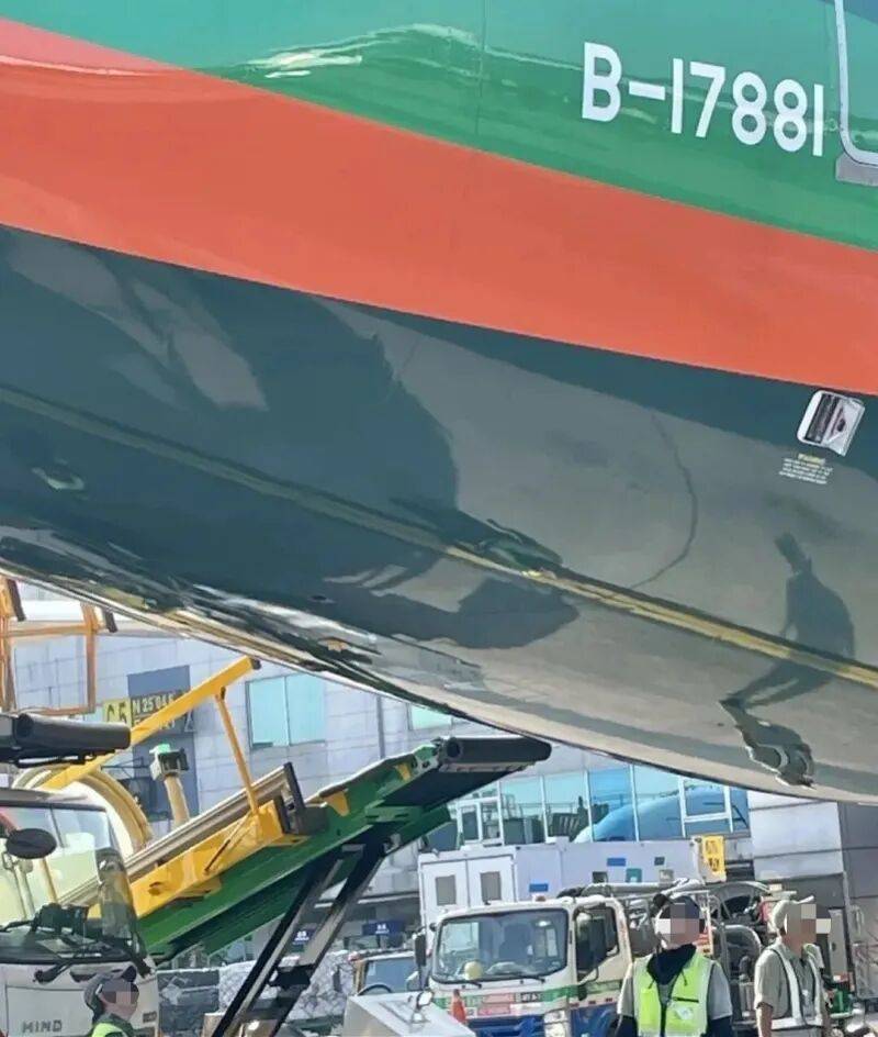 一架上海飞台北波音787客机降落时机尾擦地，航司最新回应