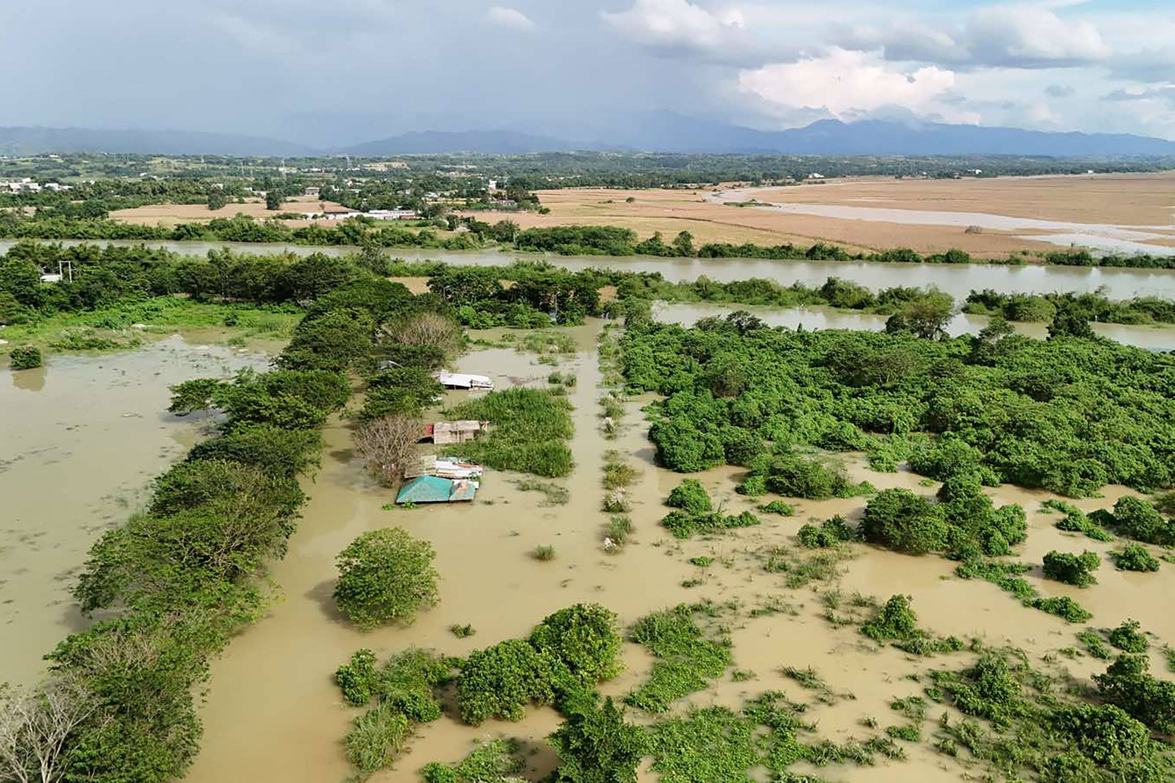 10月4日,在菲律宾土格加劳,受台风"麦德姆"影响,一条河流附近的稻田被
