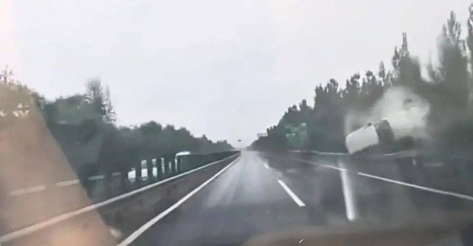 SUV疑打滑失控撞护栏翻滚，女子高速路上被甩到空中，交警提醒