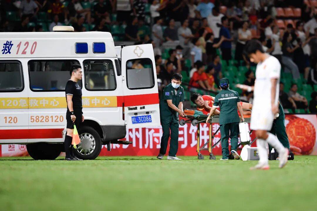 中甲一球员遭严重犯规，或致高位截瘫！俱乐部通报——