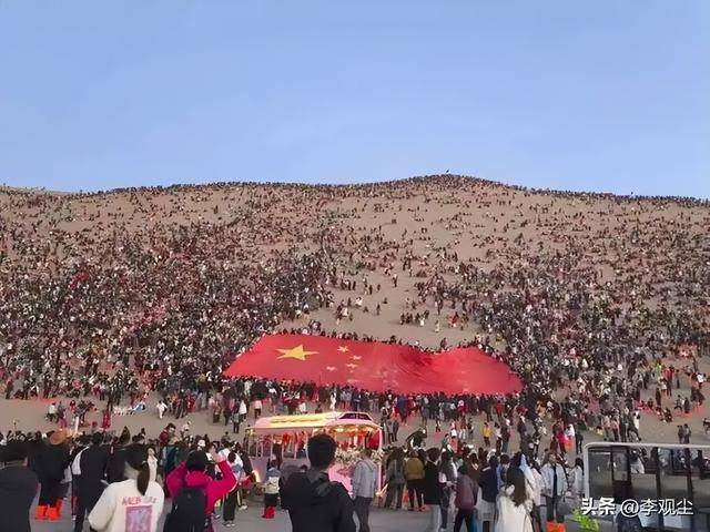 图片[2]-国庆3大名场面：国内景区人挤人，东非草原大堵车，电车卡在高速-华闻时空