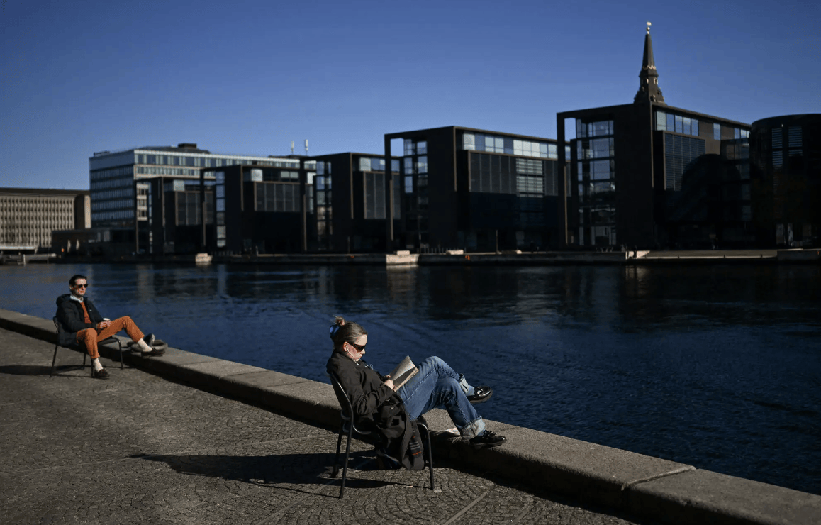 图片[2]-丹麦拟禁止15岁以下人群使用社媒，并提议免纸质书籍税：孩子应走出网络囚禁！-华闻时空