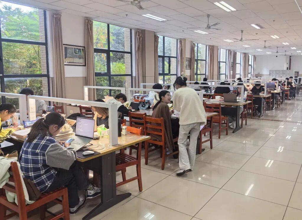 双节同庆，书香不息——图书馆双节假期学习氛围浓厚