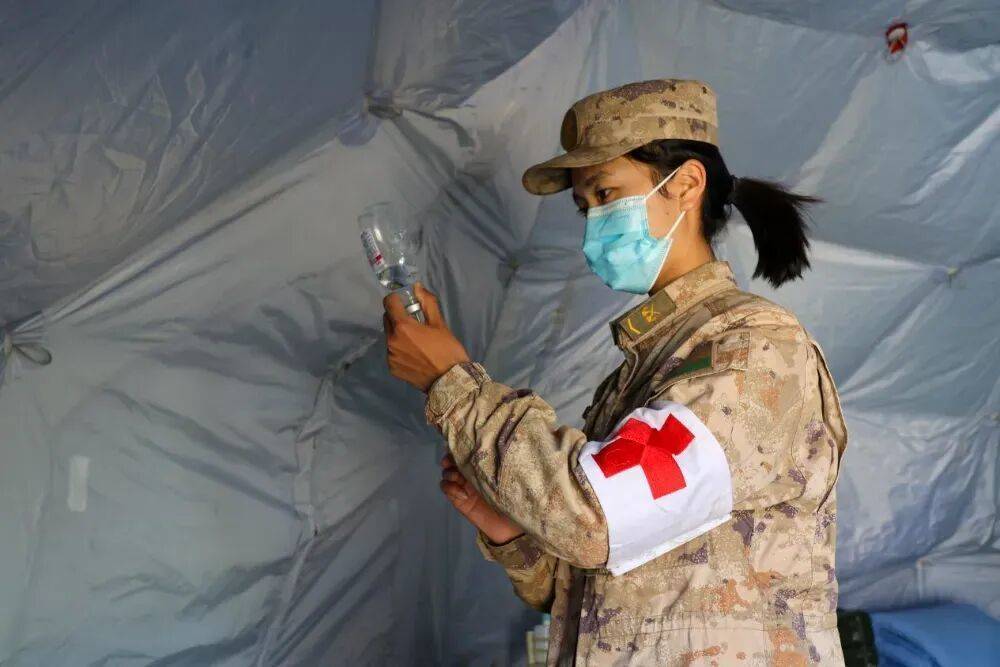 “特级神枪手”中唯一的女兵，竟是医疗救护员！