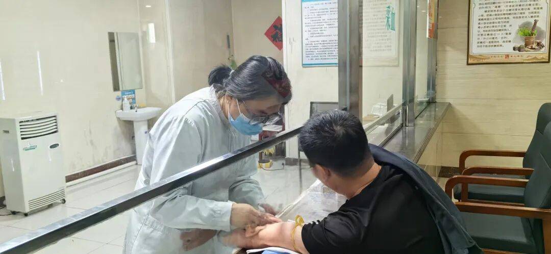 【节日我在岗】平凡因坚守而不凡 奉献因热爱而闪光——致敬每一位“双节”仍坚守在岗位上的中医人