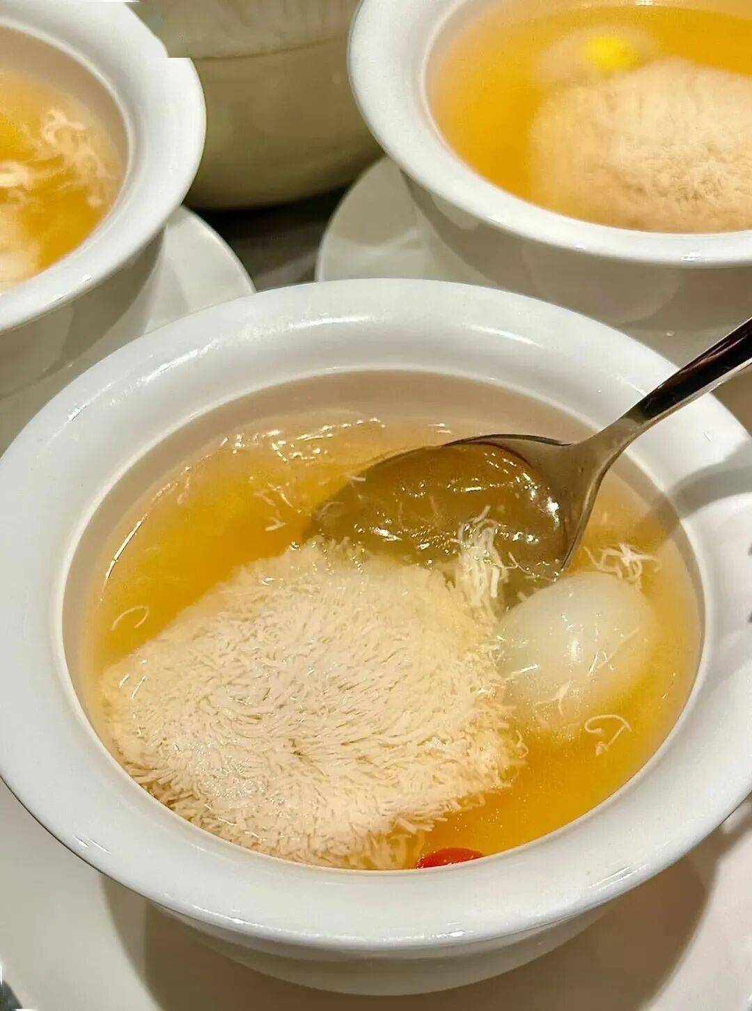 最后将豆腐丝滑入锅中在鸡汤羹的汤底里稍加勾芡使汤羹更加浓稠
