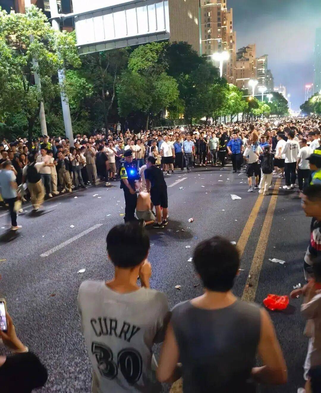 南昌"扇子哥"火了,是余干黄金埠人!