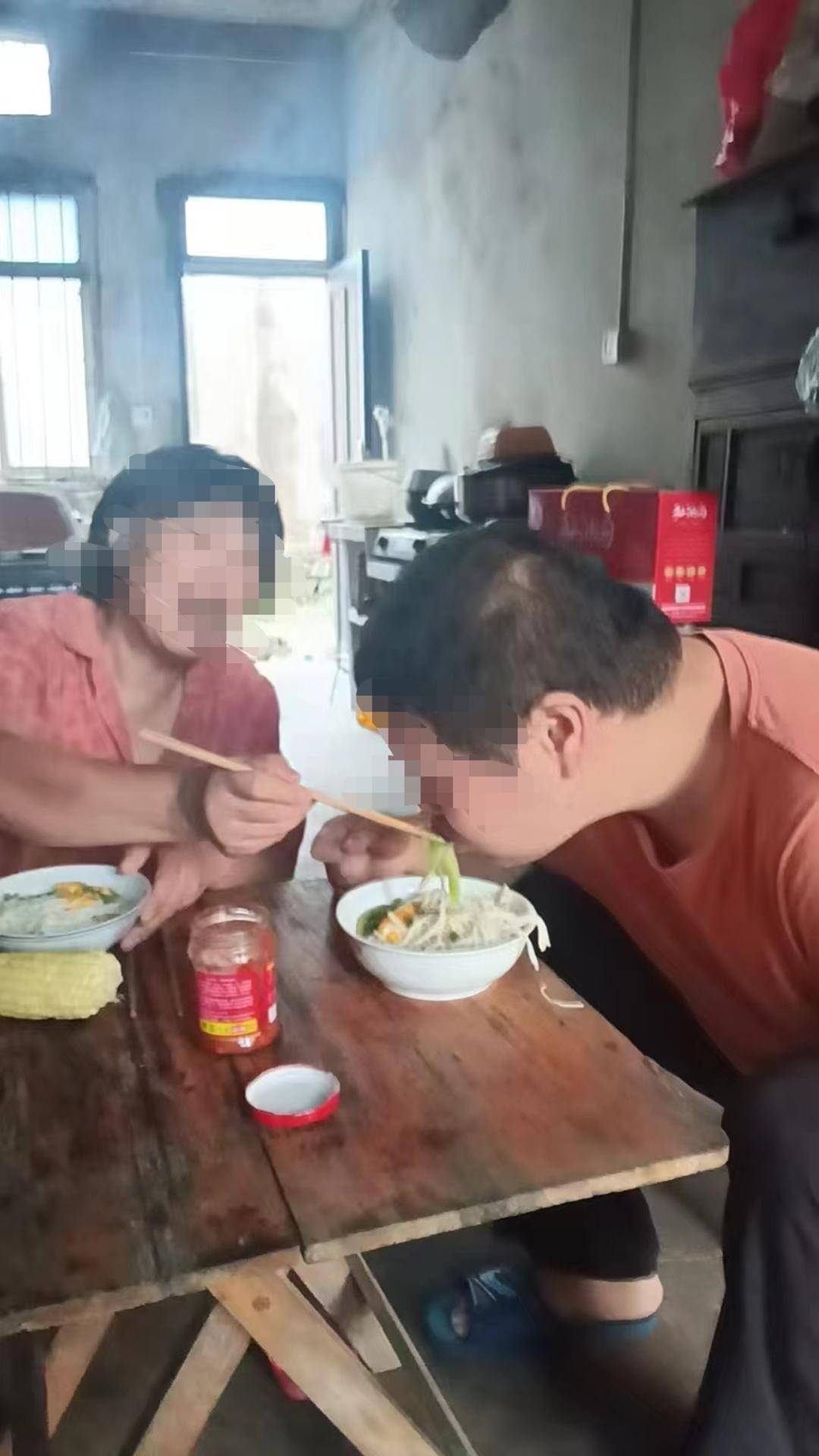 小伙河边散步跌落砂石坑后视力智力伤残 家属起诉三方索赔271万