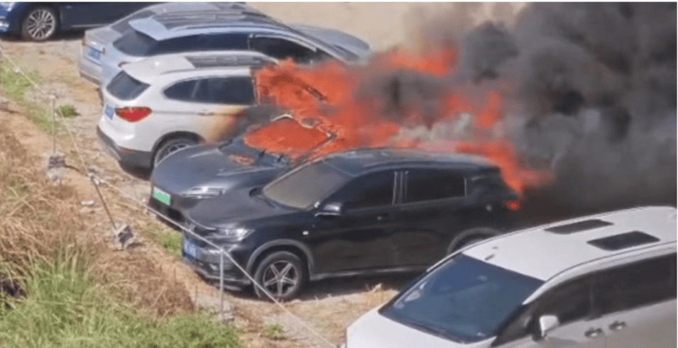 阿维塔副驾驶座椅位置起火致多车烧毁:电池监控系统成摆设?(图2)