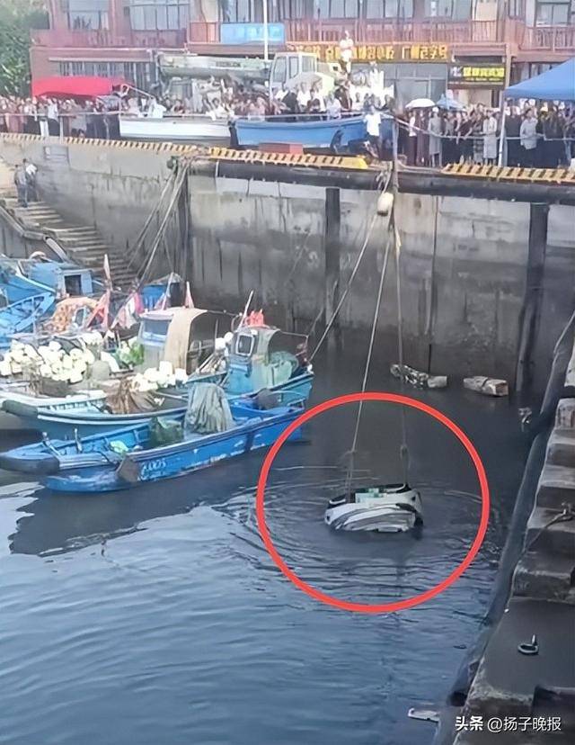 福建一白色轿车凌晨冲破护栏坠海司机遇难，监控曝光！车辆及司机遗体已打捞上岸，事发原因正调查