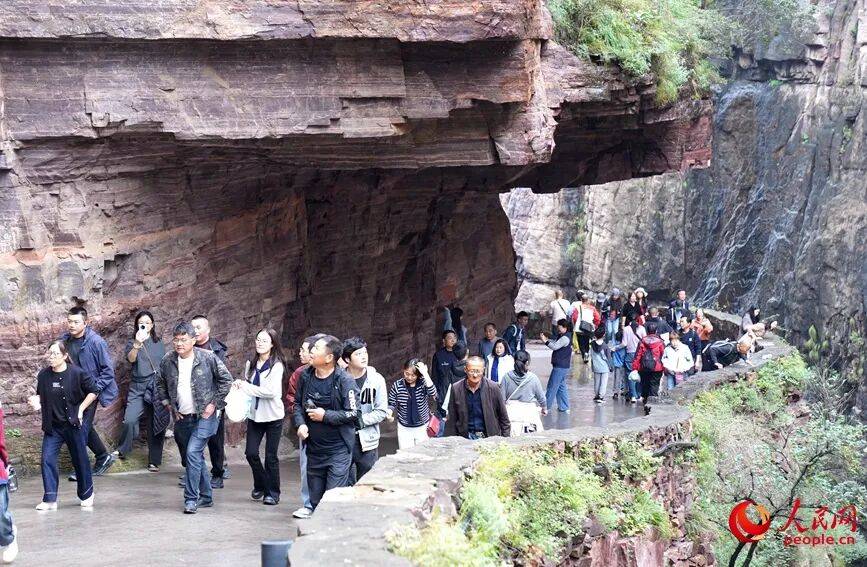 郭亮挂壁公路：绝壁奇景引客来