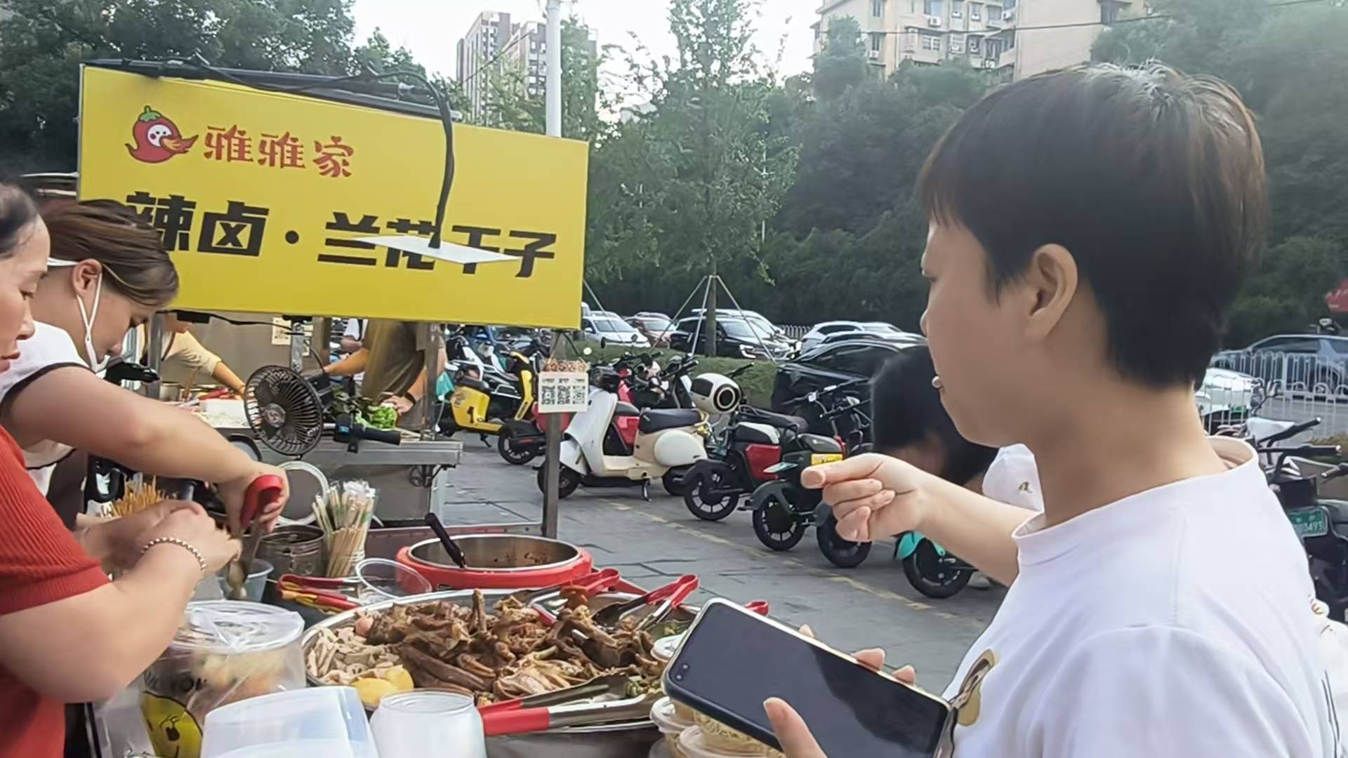 长沙女孩大口吃剩食意外带火爸妈的小摊，客人太多累懵！网友起哄：这下女儿汤都没得喝