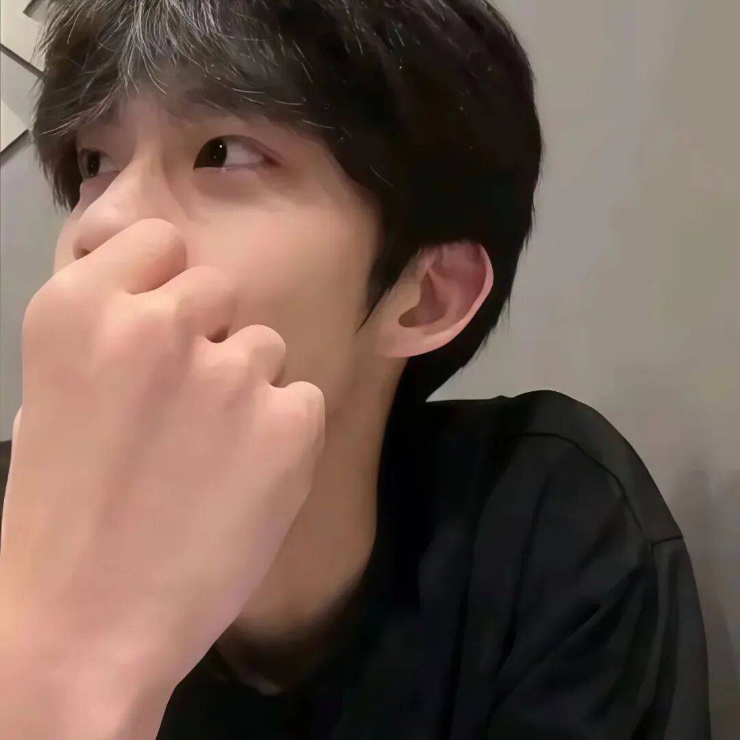 头像丨你风尘仆仆来看我,胜过一切手机中的温柔