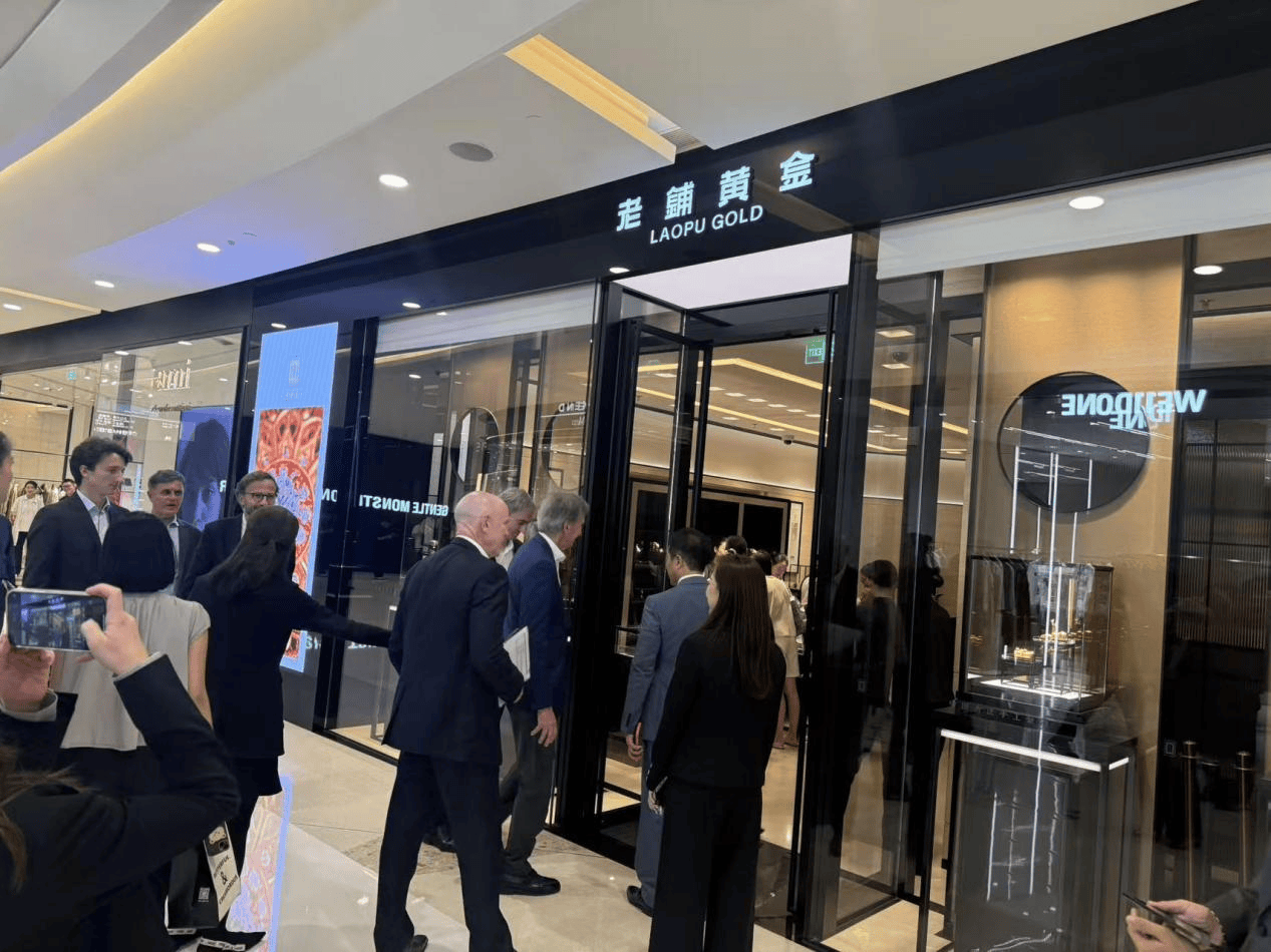 一边是老铺黄金引LV老板打卡,一边是老凤祥拟以1.7亿元入股迈巴赫奢品 国货黄金冲顶奢侈品还差什么?