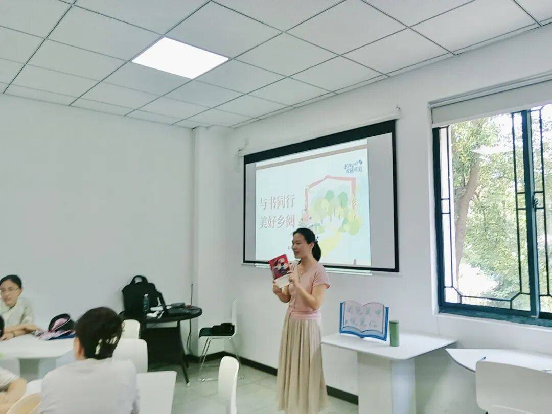 甪直镇澄东村农家书屋《终身成长读书会》阅读推广人傅莉讲解 “成长型思