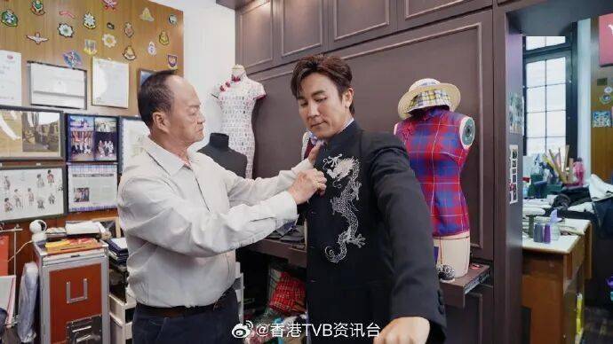 谭俊彦狄龙靠3件"衫"传承兼传情 父子关系尽在不言中