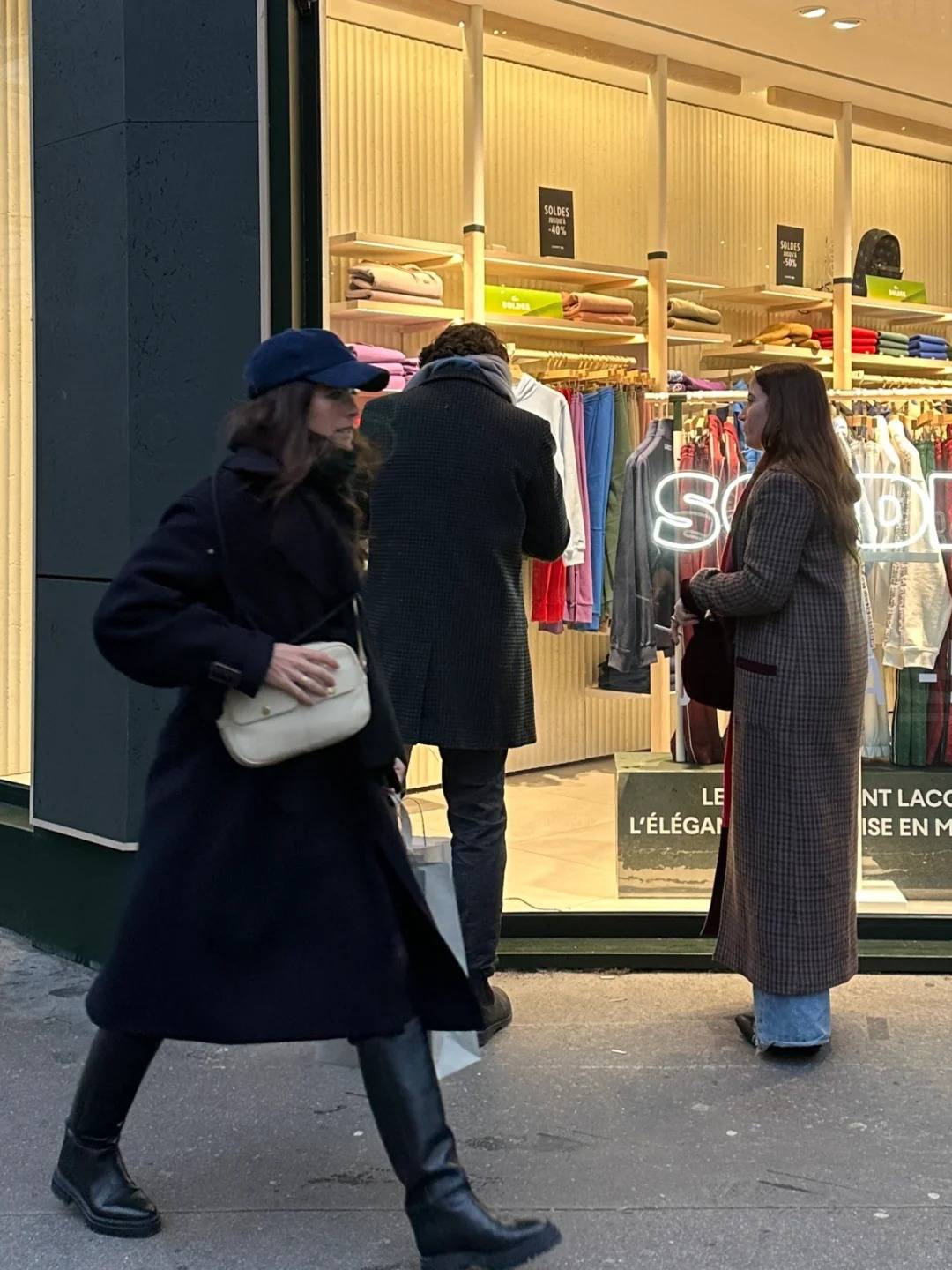 巴黎街拍:冬季街头那些毫不费力的耐看穿搭,是时尚与魅力的结合