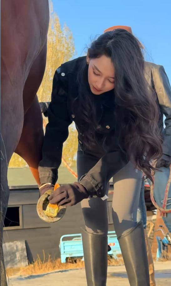 ！铲马粪修马蹄接地气穿紧身裤三角区显尴尬pg电子模拟器电脑版森林北分享养马日常(图8)