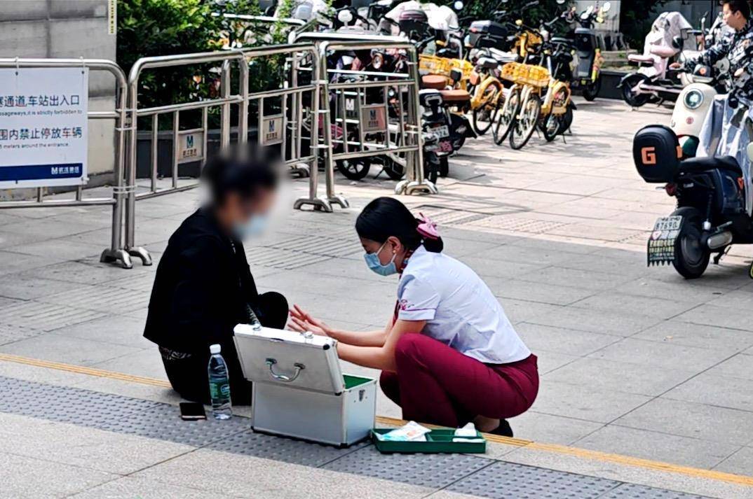 武汉地铁出入口的一幕：十分钟按摩得到一个深深拥抱