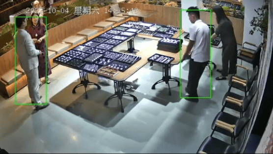 青岛籍知名演员出镜证实：我也很内疚！20岁店员摔碎一盒玉镯，损失100万，“因为我要拍视频，他才会挪桌子”
