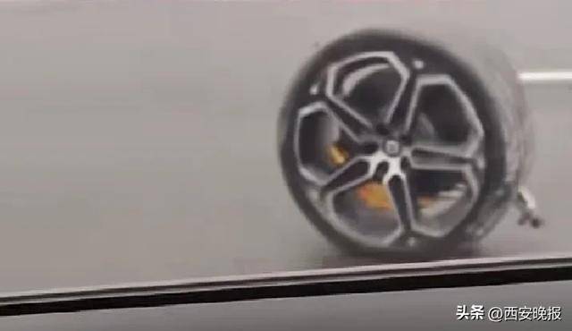 武汉一小米SU7失控撞倒护栏，冲向对面车道，左前轮车轴断裂轮胎脱落10米开外，小米回应