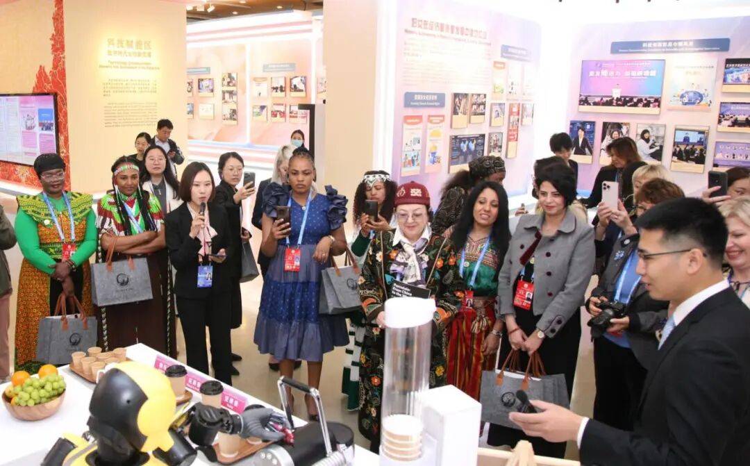 “数智赋能妇女和女童成果展”引发各国嘉宾热烈反响