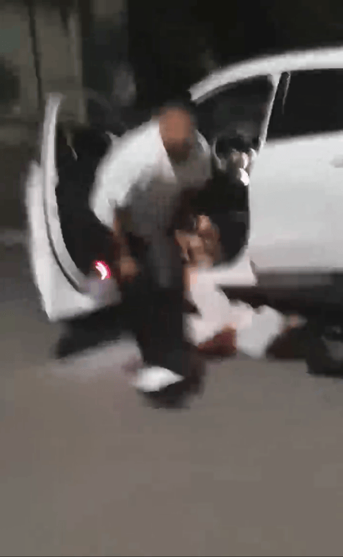 一男子凌晨听到两声呼救，循声发现一女子在奔驰车外被白衣男勒昏！受害者：是受朋友之托借钱给白衣男，凌晨被骗至偏僻处遭非礼！