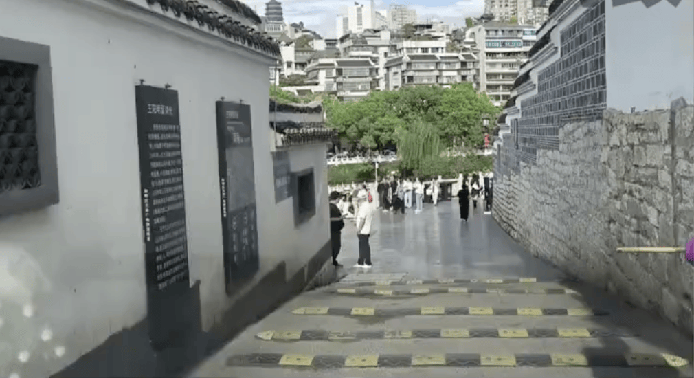 贵州一20米下坡路装了16条减速带，网友吐槽开车像“坐船”，周边居民：很有必要