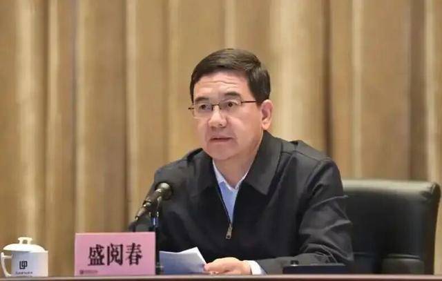 盛阅春看望老同志