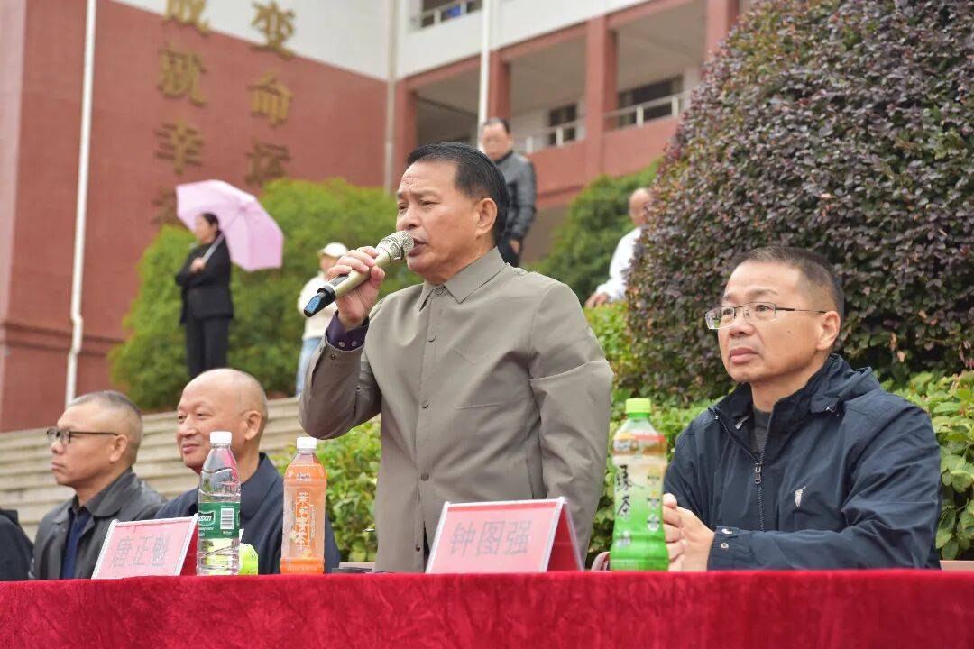 在全场热烈的掌声中,理事长唐正魁宣布:"衡山县星源学校第十一届体艺