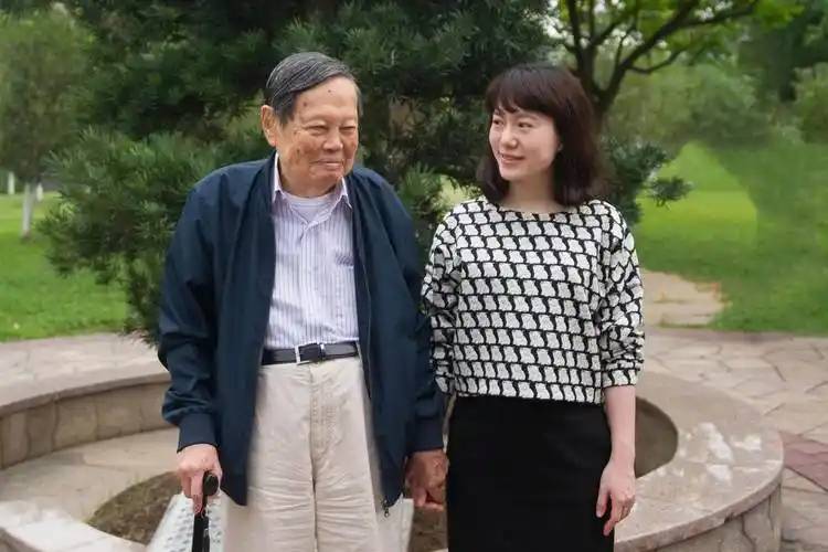 原创             痛心！杨振宁离世才2天，令人恶心的一幕上演，翁帆曾公开辟谣