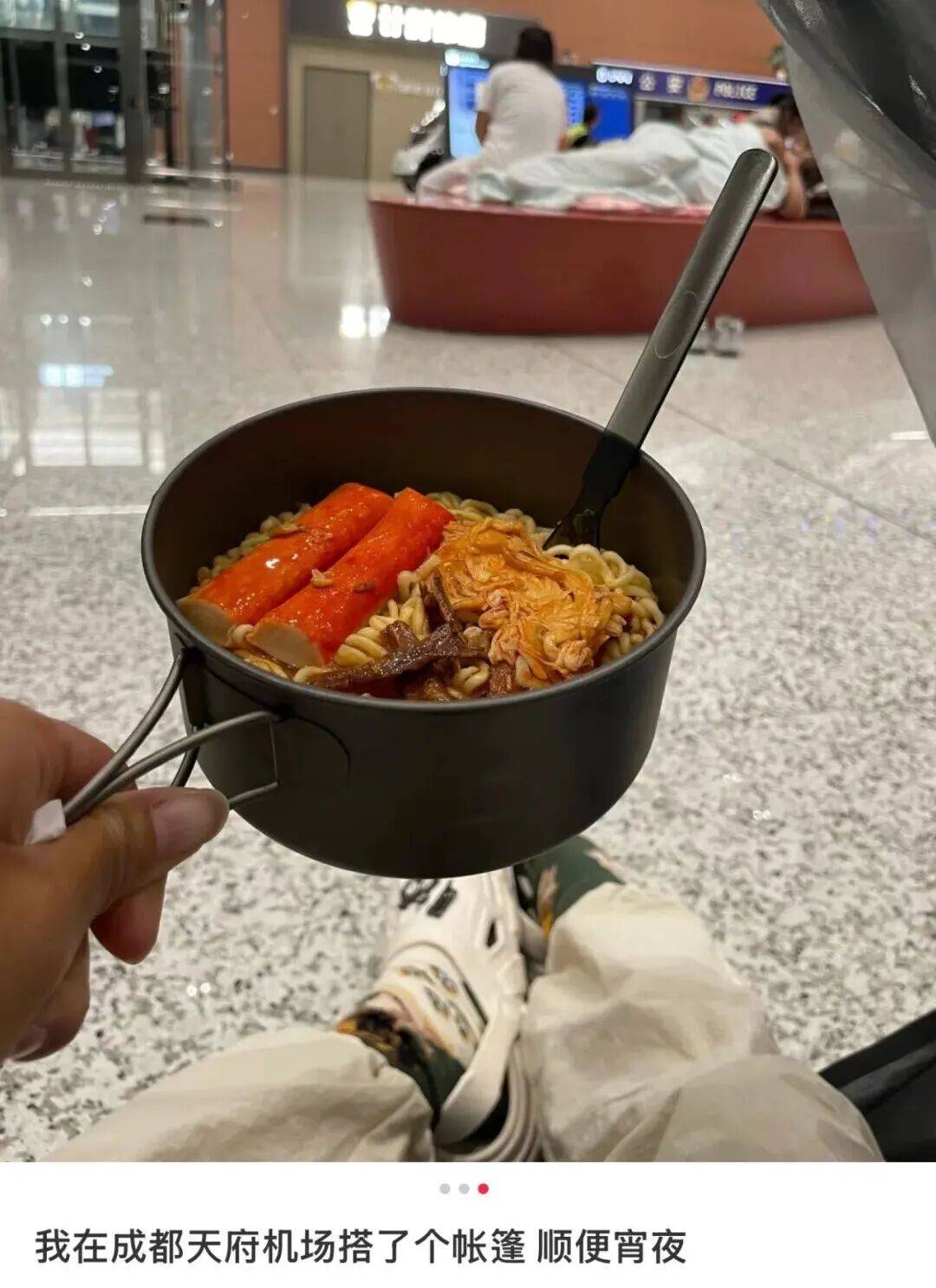 帐篷大酒店，收留了多少不想被割的年轻人