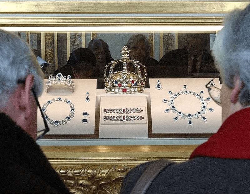 卢浮宫遭劫珠宝真容曝光！钻石祖母绿蓝宝石大珍珠9件传世宝贝无法估价，专家：可能拆掉熔了销赃！