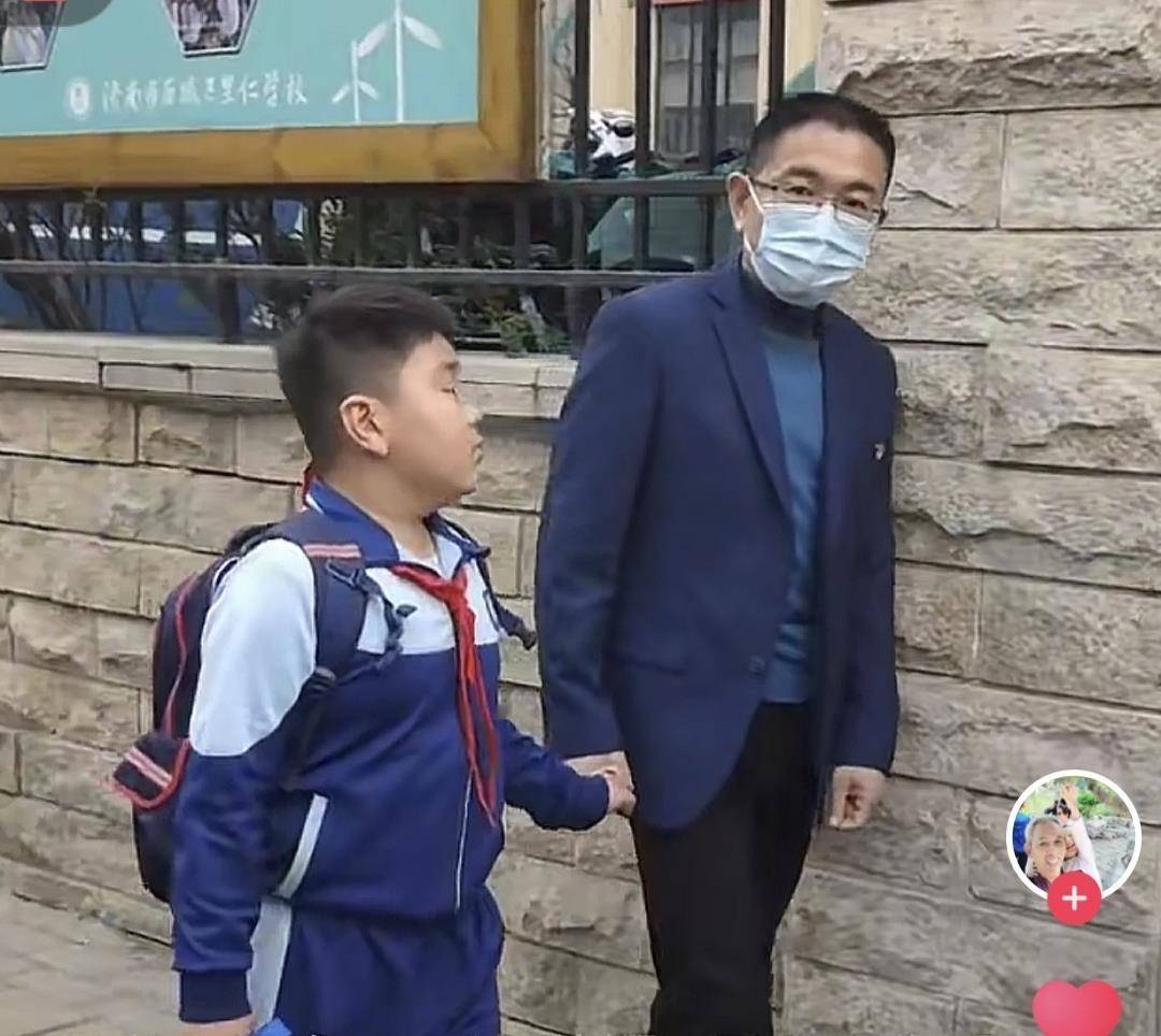 家长追忆54岁病逝的济南“鸡排校长”：孩子们说他口袋里常备着糖，雨天撑伞在校门口接送学生