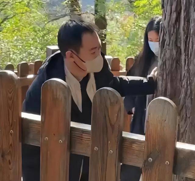 辛柏青带17岁女儿寺庙祈福!父女俩一直牵着手,李乃文也陪着好友