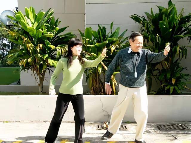 原创             杨振宁去世才4天，令人担忧的事发生了！翁帆同学昔日言论被扒