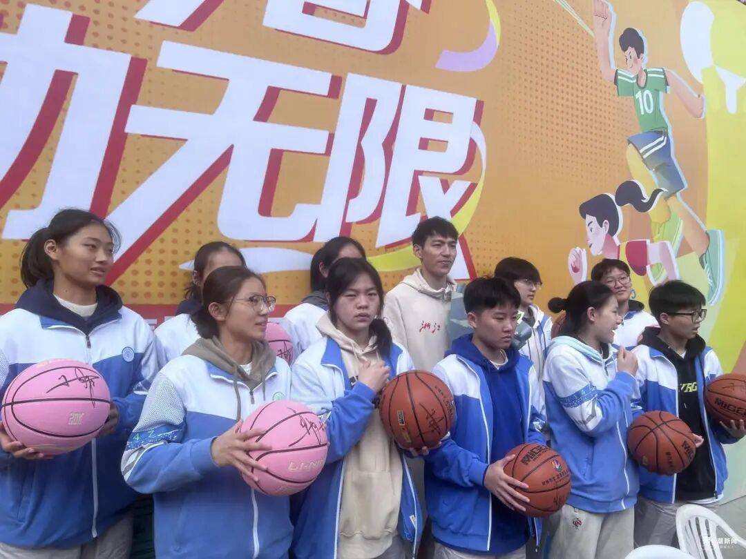 镜头都追不上!杭州男生用2根钢丝操纵模型飞机,惊艳全场 镜头都追不上!杭州男生用2根钢丝操纵模型飞机,惊艳全场